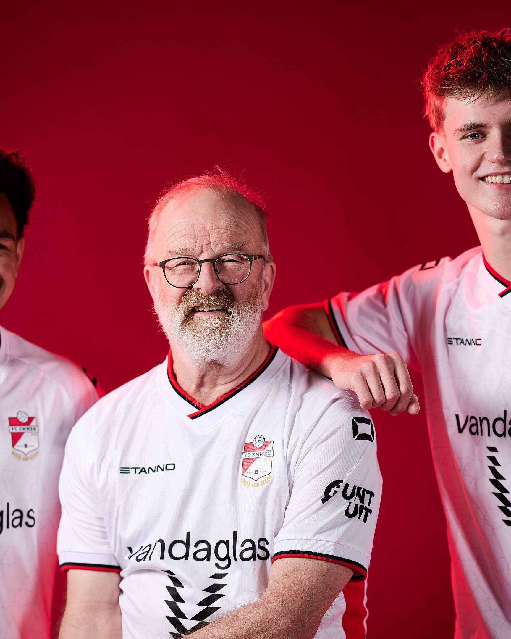 Twee FC Emmen-spelers en OldStars-speler Jans tonen het nieuwe Naoberschap-tenue.