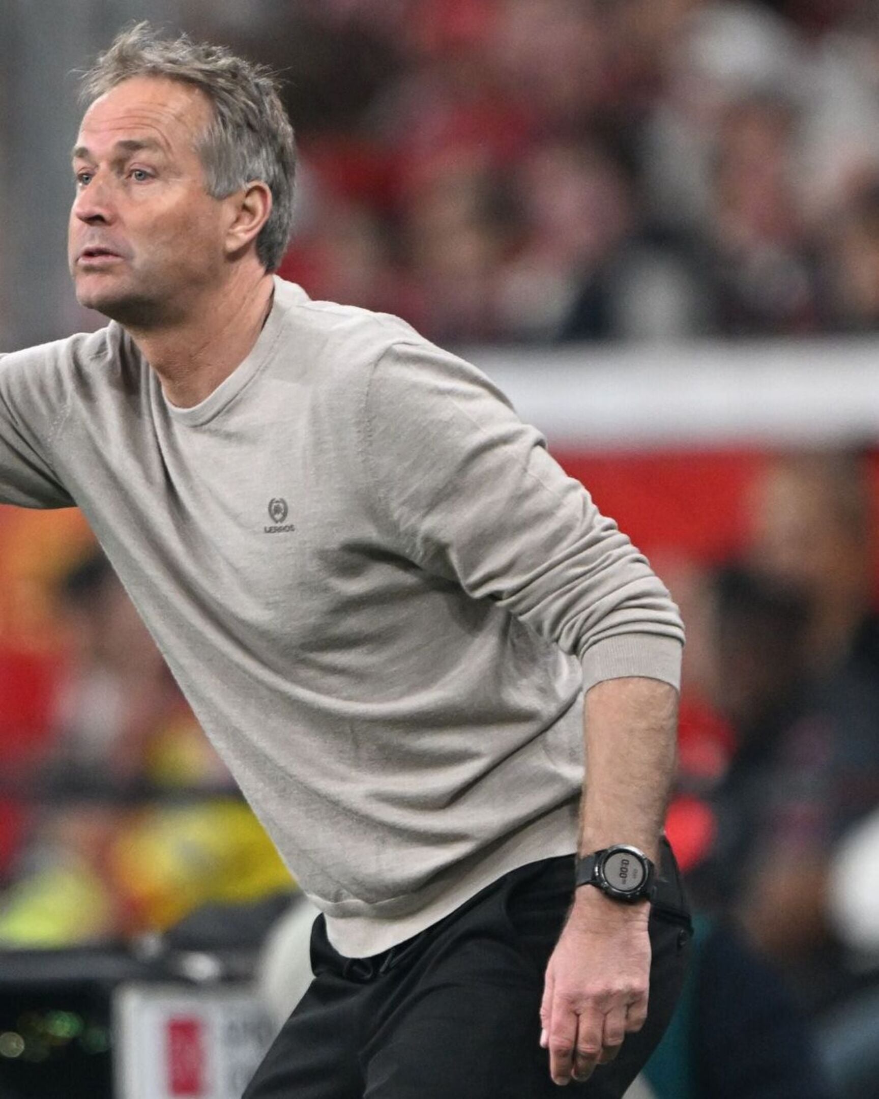 Fußball, Männer: DFB-Pokal, Bayer Leverkusen - Bayern München, Halbfinale, BayArena, Trainer Kasper Hjulmand (Bayer Leverkusen) gestikuliert an der Seitenlinie.  (zu dpa: „Bayer erneut ohne Vázquez - Flekken-Einsatz ungewiss»)